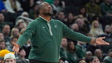 Milwaukee Bucks cesa al coach Adrian Griffin tras bajón defensivo en NBA