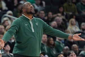 Milwaukee Bucks cesa al coach Adrian Griffin tras bajón defensivo en NBA