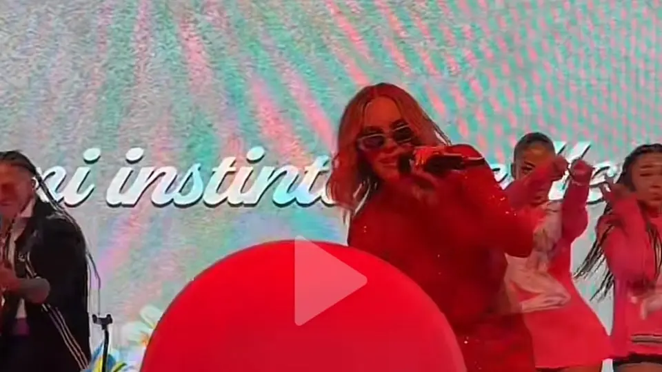 Belinda golpea accidentalmente a fan... ¡En pleno concierto!