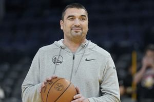 Posponen duelo de los Mavericks y Warriors tras muerte de Milojević, asistente de Golden State