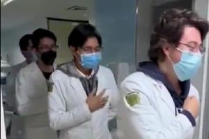 Internos del IMSS en Toluca deslumbran con vals de XV años a paciente hospitalizada