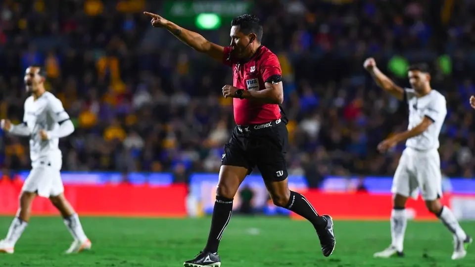 ¡Quítate, árbitro! Fernando Guerrero casi recibe balonazo en el Tigres vs Pumas