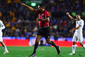 ¡Quítate, árbitro! Fernando Guerrero casi recibe balonazo en el Tigres vs Pumas