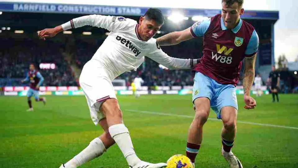 Edson Álvarez fue titular y salió de cambio en remontada de West Ham ante Burnley