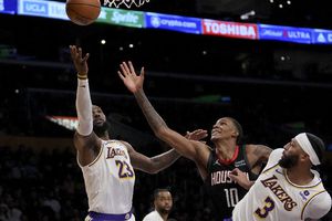 NBA: LeBron James fija marca de puntos en su temporada y los Lakers vencen con drama a los Rockets