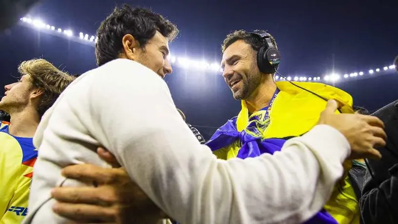 ¡No se pierde la premiación! Checo Pérez bajó a la cancha para celebrar el título con América
