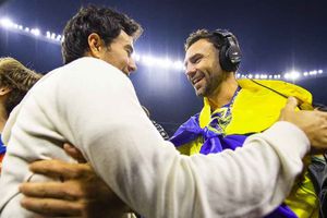 ¡No se pierde la premiación! Checo Pérez bajó a la cancha para celebrar el título con América