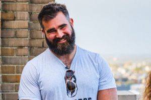 Jason Kelce sorprende a trabajadora de restaurante con un tremendo regalo
