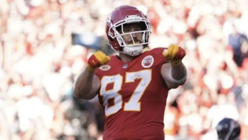 ¿Nueva profesión? Travis Kelce fue invitado a jugar hockey con los Chicago Blackhawks