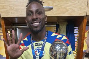 ¡Para el recuerdo! Julián Quiñones se tatúa su 'quinta estrella' tras el título con América