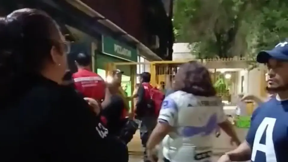Les niegan el acceso a aficionados al Volcán por portar playeras de Rayadas