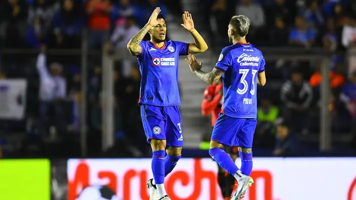 Afición de Cruz Azul abucheó a Carlos Salcedo en su vuelta al equipo