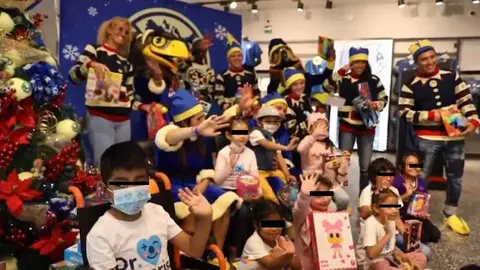¡Gran detalle! Jugadores de América se disfrazan de Santa y regalan juguetes
