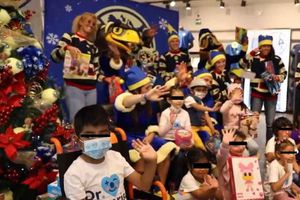 ¡Gran detalle! Jugadores de América se disfrazan de Santa y regalan juguetes