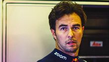 Checo Pérez se disculpa con comisarios por comentarios en la radio y libra sanción