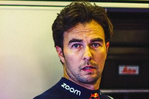 Checo Pérez se disculpa con comisarios por comentarios en la radio y libra sanción