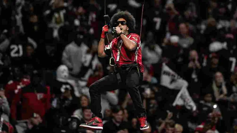 ¡Bajo de los cielos! Ludacris descendió del techo en el partido entre Atlanta y Nueva Orleans