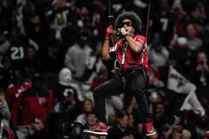¡Bajo de los cielos! Ludacris descendió del techo en el partido entre Atlanta y Nueva Orleans