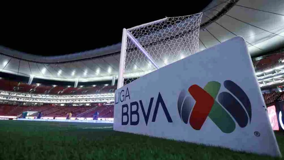 El partido entre Chivas y Pumas se retrasó por un insólito motivo