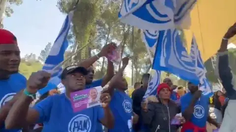 Migrantes haitianos asisten con playeras del PAN a evento de campaña de Santiago Taboada