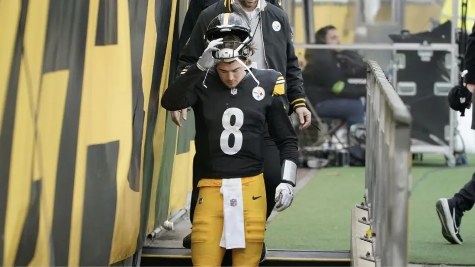 Kenny Pickett estará fuera indefinidamente tras esguince en el tobillo derecho