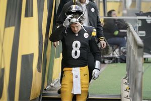 Kenny Pickett estará fuera indefinidamente tras esguince en el tobillo derecho