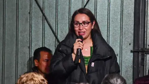 Exhiben video de Azucena Cisneros, aspirante a la presidencial municipal de Ecatepec, con presunto líder delictivo