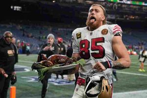 NFL: George Kittle repartió pavo para celebrar triunfo de los 49ers en Día de Acción de Gracias