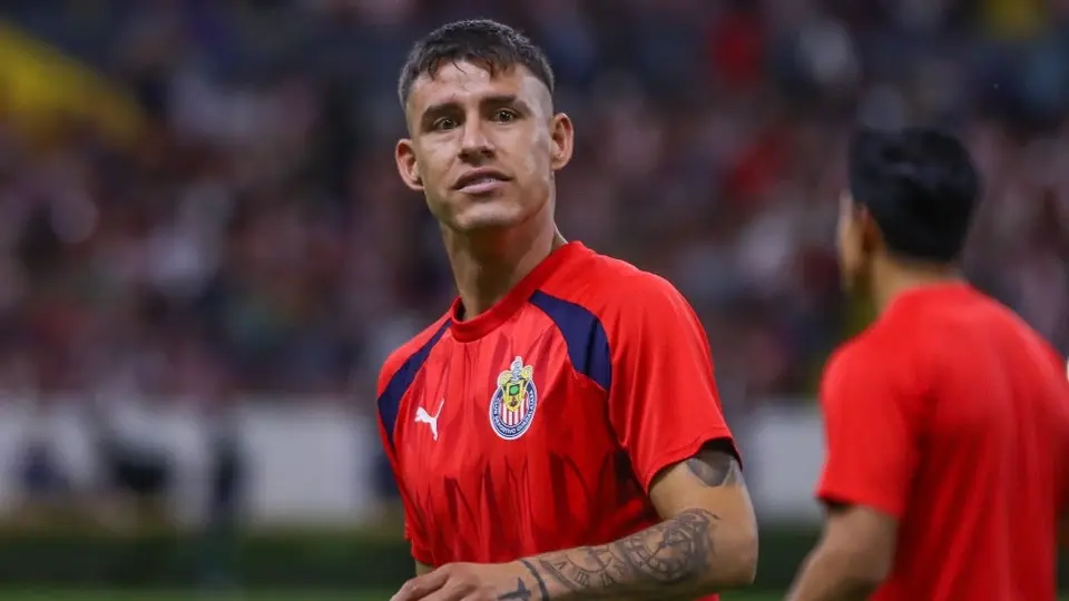 Chivas hace oficial la salida de 'Chicote' Calderón tras cuatro años en el club