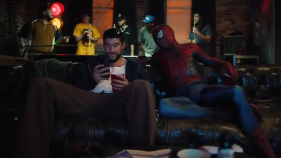 Bad Bunny cierra 2023 en compañía de Spider Man: le salva la vida en video musical