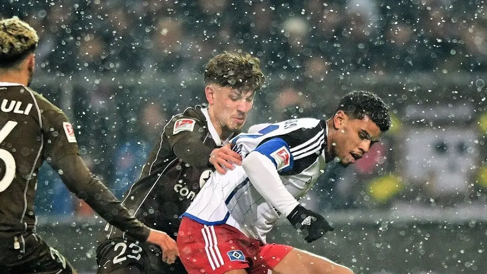 ¿A ver qué pasó? Increíble autogol en el duelo entre St. Pauli vs Hamburgo levanta sospechas