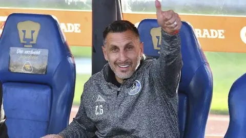 Aficionado de Cruz Azul 'enloquece' al conocer a Chaco Giménez