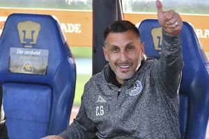 Aficionado de Cruz Azul 'enloquece' al conocer a Chaco Giménez