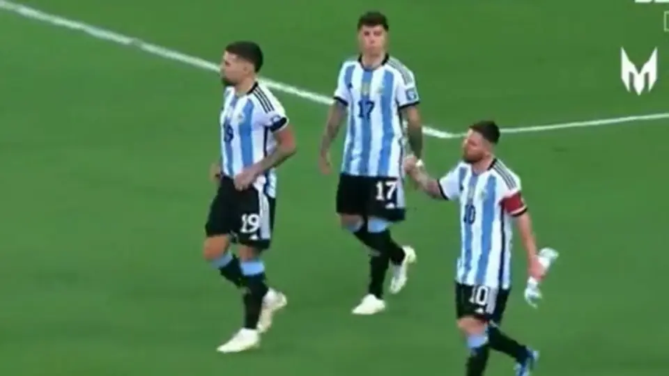 Messi se lleva a los jugadores de Argentina al vestuario tras bronca en las gradas del Maracaná