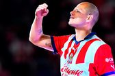 Chicharito Hernández, con emotivo festejo tras gol de Chivas sobre Toluca