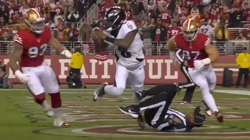 ¡Insólito! Oficial trompica a Lamar Jackson y provoca un safety en el MNF de Navidad