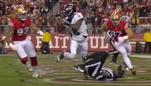 ¡Insólito! Oficial trompica a Lamar Jackson y provoca un safety en el MNF de Navidad