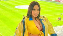Ashley Carolina, aficionada de América, muestra ropa interior en una rueda de la fortuna