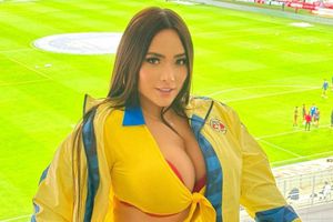Ashley Carolina, aficionada de América, muestra ropa interior en una rueda de la fortuna
