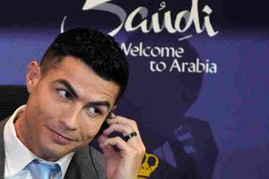 La curiosa reacción de una funcionaria al revisar el pasaporte de Cristiano Ronaldo