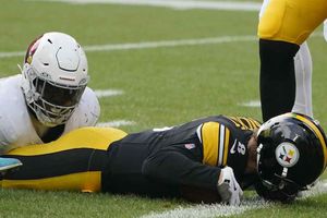 Kenny Pickett sale lesionado en la derrota de Pittsburgh ante Arizona