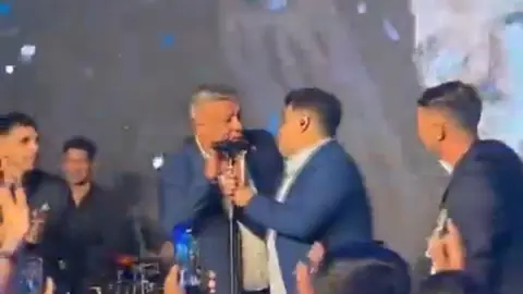 Presidente de la AFA se sube al escenario a cantar en el aniversario del campeonato en Qatar