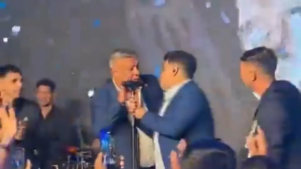 Presidente de la AFA se sube al escenario a cantar en el aniversario del campeonato en Qatar