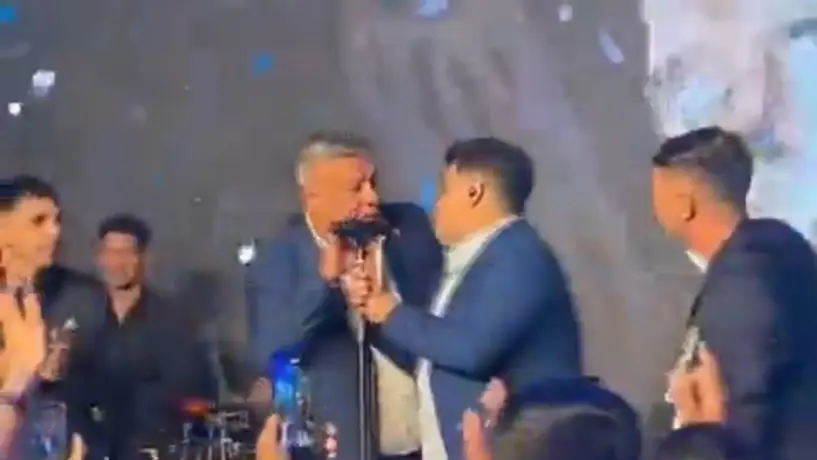 Presidente de la AFA se sube al escenario a cantar en el aniversario del campeonato en Qatar