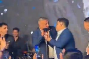 Presidente de la AFA se sube al escenario a cantar en el aniversario del campeonato en Qatar