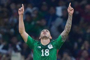 Esposa le revisa el celular a su esposo y le encuentra mensajes...¡Con Luis Chávez!