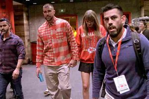 ¡It's a love story! Se hacen públicas nuevas fotos de un beso entre Taylor Swift y Travis Kelce