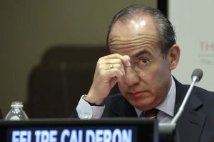 Felipe Calderón 'visita' La Polar y desata locura en internet