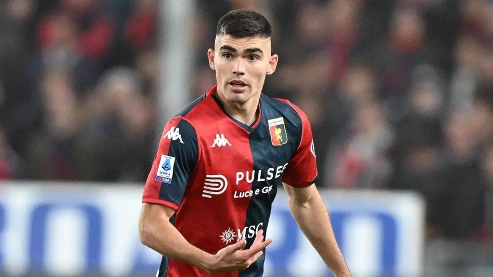 Serie A reconoce a Johan Vásquez por su partido 50 en el Genoa