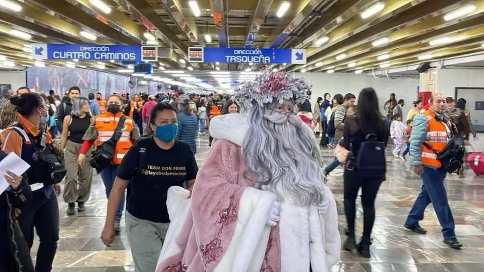Captan a Santa Claus en el Metro de la Ciudad de México